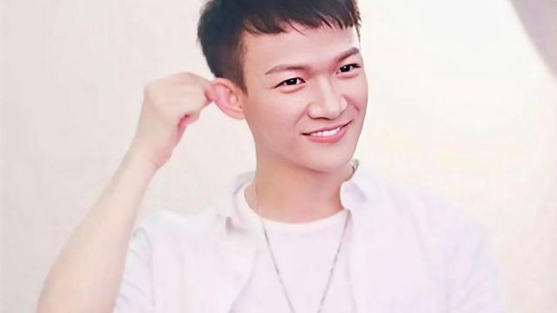 周深演唱会魔术翻车笑翻全场，歌手跨界变喜剧人意外出圈